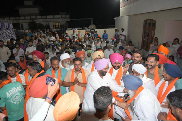 शिरोमणि अकाली दल के नेता हरमीत सिंह पठानमाजरा के नेतृत्व में "आप" में शामिल हुए